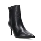 Botas de cuero negro con caña media, punta fina y taco aguja.