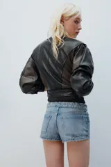 Shorts de denim de tiro bajo y cinco bolsillos, con detalle de cordón entrelazado en la cintura del mismo tejido. Cuenta con cierre frontal con cremallera y botón metálico.