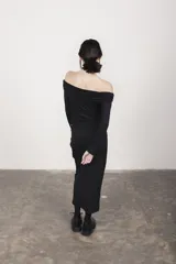 Top negro de jersey con escote bardot y mangas largas.