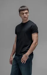Remera de calce slim fit, confeccionada en jersey de algodón, con cuello redondo y mangas cortas con terminación en rib.