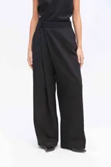 Pantalón de pierna amplia color bordó, con diseño de cruce delantero y caída fluida.