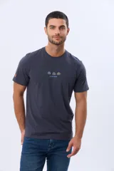 Remera de manga corta color azul oscuro, con cuello redondo y detalle de bordado pequeño en el centro del pecho que representa tres figuras geométricas con forma de árboles y el texto Legacy Brand.