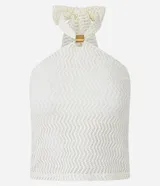 Top blanco de tejido texturado con patrón de zigzag, estilo halter con cuello anudado en la espalda y detalle de argolla metálica dorada en el centro del escote.