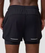 Bermuda deportiva Get Over de poliamida negra, con acabado exterior perforado, cintura elástica con cordón ajustable y short interior de compresión.