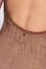 Vestido corto de tejido con brillo, color marrón, de manga larga con frunces en los hombros y escote redondo.