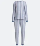 Pijama largo de dos piezas con estampado de rayas verticales en tonos azul, blanco y rosa. La blusa es de manga larga con cuello redondo y puños ajustados en ribana azul. El pantalón es largo, con cintura elástica y puños ajustados en ribana azul.