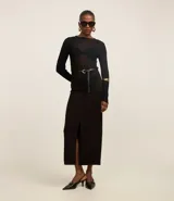 Pollera midi negra de punto roma con tajo frontal y bolsillos laterales.