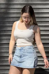 Short pollera de jean rígido color celeste claro, de tiro alto y diseño ajustado con efecto lavado.