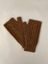 Guantes sin dedos tejidos a punto con diseño de ochos en color gris, blanco y marrón.