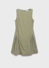 Vestido corto verde militar con cuello barco, sin mangas y diseño recto. Presenta detalles de pliegues en los laterales y cierre de cremallera en la parte posterior.