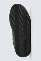 Zapatilla de cordones monocolor blanca, con parte superior fabricada en combinación de piezas, horma redonda y suela con volumen.