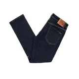 Jean de corte ajustado y pierna recta, confeccionado en denim elástico de lavado oscuro. Cuenta con diseño de cinco bolsillos y cierre frontal con botón y cremallera.