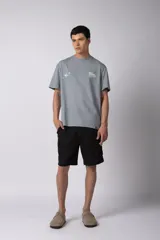 Bermuda cargo de lino y rayón color blanco, con bolsillos laterales tipo cargo, cintura elástica con cordón ajustable y calce relajado.