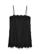 Top negro de satén, de corte recto, con escote cuadrado, breteles finos y detalles de encaje floral transparente en el escote y en el borde inferior.