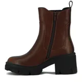 Botas de cuero sintético color marrón, con caña baja, elástico lateral y taco cuadrado.