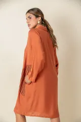 Túnica marrón de viscosa texturizada con cierre de botones, bolsillos laterales y detalle de rayas verticales en los bolsillos.