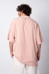 Camisa de manga corta con cuello cubano, confeccionada en fibrana premium. Presenta un corte oversize y cierre frontal con botones al tono.
