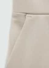 Pantalón de tiro alto con diseño jogger, confeccionado en tejido liso con cintura elástica fruncida y bolsillos laterales.