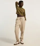 Blusa básica de punto marca Blue Steel, con cuello alto y manga larga. Confeccionada en tejido de punto recto con textura suave y cómoda.