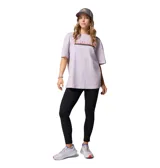 Remera oversize Columbia para mujer, de color lila, con cuello redondo acanalado y estampado frontal con el logotipo de la marca y diseño de montañas.