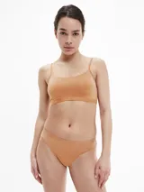 Bombacha clásica color piel de microfibra suave, talle medio, con cintura elástica y logo de Calvin Klein tonal.