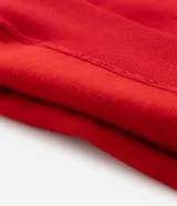 Buzo con capucha de corte boxy, color rojo, con cordón ajustable y bolsillo frontal tipo canguro. Presenta estampa frontal con caracteres orientales y detalle gráfico en color negro.