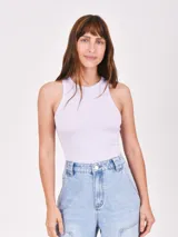 Musculosa ajustada color lila claro, con cuello redondo y sisas tipo nadador.