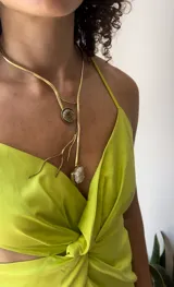 Gargantilla rígida de bronce con forma de ramas y dos dijes de piedra citrino.