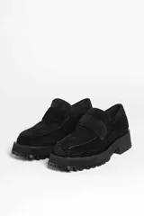 Mocasines de gamuza color tostado, con suela gruesa negra de goma con plataforma y diseño track.