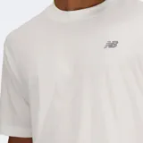 Remera blanca de manga corta New Balance, de corte holgado, con cuello redondo y pequeño logo bordado en el pecho.