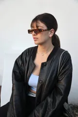 Lentes de sol rectangulares con marco de carey y lentes marrones.