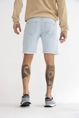 Bermuda de jean en color celeste claro, con diseño de corte recto y terminaciones deshilachadas en el ruedo.