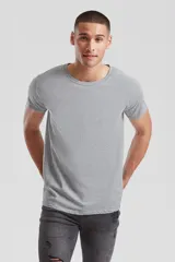 Remera de cuello redondo y manga corta, confeccionada en algodón, con diseño básico y ajuste clásico.
