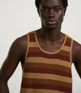 Musculosa de hombre confeccionada en ganchillo con rayas horizontales en tonos marrón y beige.