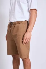 Bermuda color verde militar con cintura ajustable con cordón.