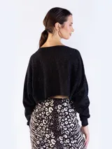 Sweater de punto color tostado con brillo lurex, escote bote, mangas largas y corte corto (cropped) holgado.