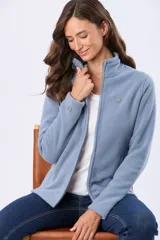 Campera de polar azul marino con cierre frontal completo, cuello alto y bolsillos laterales con cierre. Presenta detalles en cuero en los tiradores de los cierres.