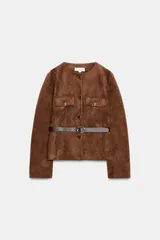 Blazer de cuello redondo y manga larga, confeccionado en tejido efecto ante. Presenta cierre frontal con botones, bolsillos con tapeta en el pecho y cinturón ajustable en la cintura.