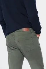 Pantalón de gabardina marrón, estilo chino de corte recto, con cinco bolsillos y presillas para cinturón.