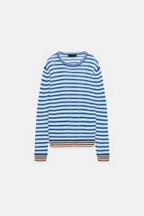 Jersey de punto fino con diseño de rayas horizontales en tonos azul claro y azul oscuro. Presenta cuello redondo, manga larga y detalles de rayas en contraste en los puños y el ruedo.