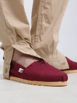 Alpargata de lona lisa color negro con suela de goma color caramelo.