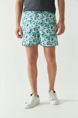 Short de baño con estampado botánico en tonos turquesa, blanco y azul. Presenta cintura elástica con cordón ajustable, dos bolsillos laterales y uno trasero, además de un logo bordado en la pierna.