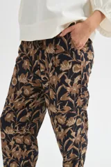 Babucha de viscosa con estampado floral en tonos marrones y beige, de corte recto y ajuste cómodo.