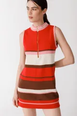 Vestido corto de punto con rayas horizontales en color rojo, marrón, beige y rosa. Tiene cuello alto con cierre de cremallera dorada y diseño sin mangas.