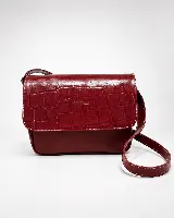Cartera bandolera de cuero vacuno color bordó, con solapa frontal de textura símil cocodrilo y detalles de costuras pespunteadas en blanco. Cuenta con correa ajustable y cierre superior.