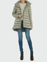 Campera puffer Herno Amelia, color gris topo, confeccionada en nylon y rellena de plumas. Tiene cuello alto, cierre con botones a presión y corte evasé.