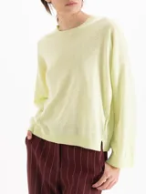 Sweater de punto negro ultrasuave, con cuello redondo, hombros caídos y mangas largas de corte holgado.