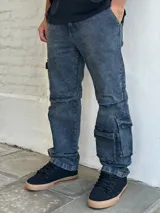 Pantalón jean azul con efecto lavado, corte recto y bolsillos cargo laterales.