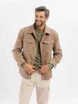 Sobrecamisa de paño color tostado, con cuello clásico, cierre frontal con botones y dos bolsillos frontales con solapa.