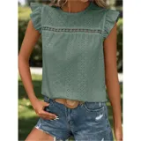Blusa de tela broderie color negro, con cuello redondo, mangas cortas con volados y detalle de calado horizontal en la parte superior del pecho.